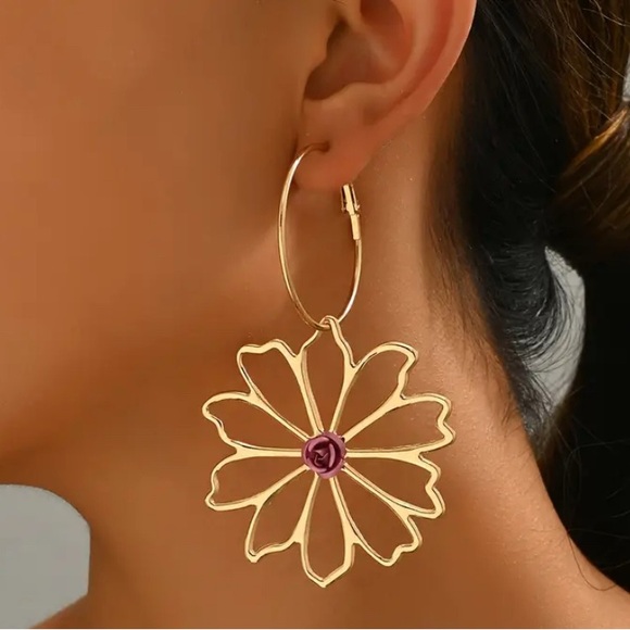 Elegant Gold and Pink Floral Back Necklace - Picture 9 of 10